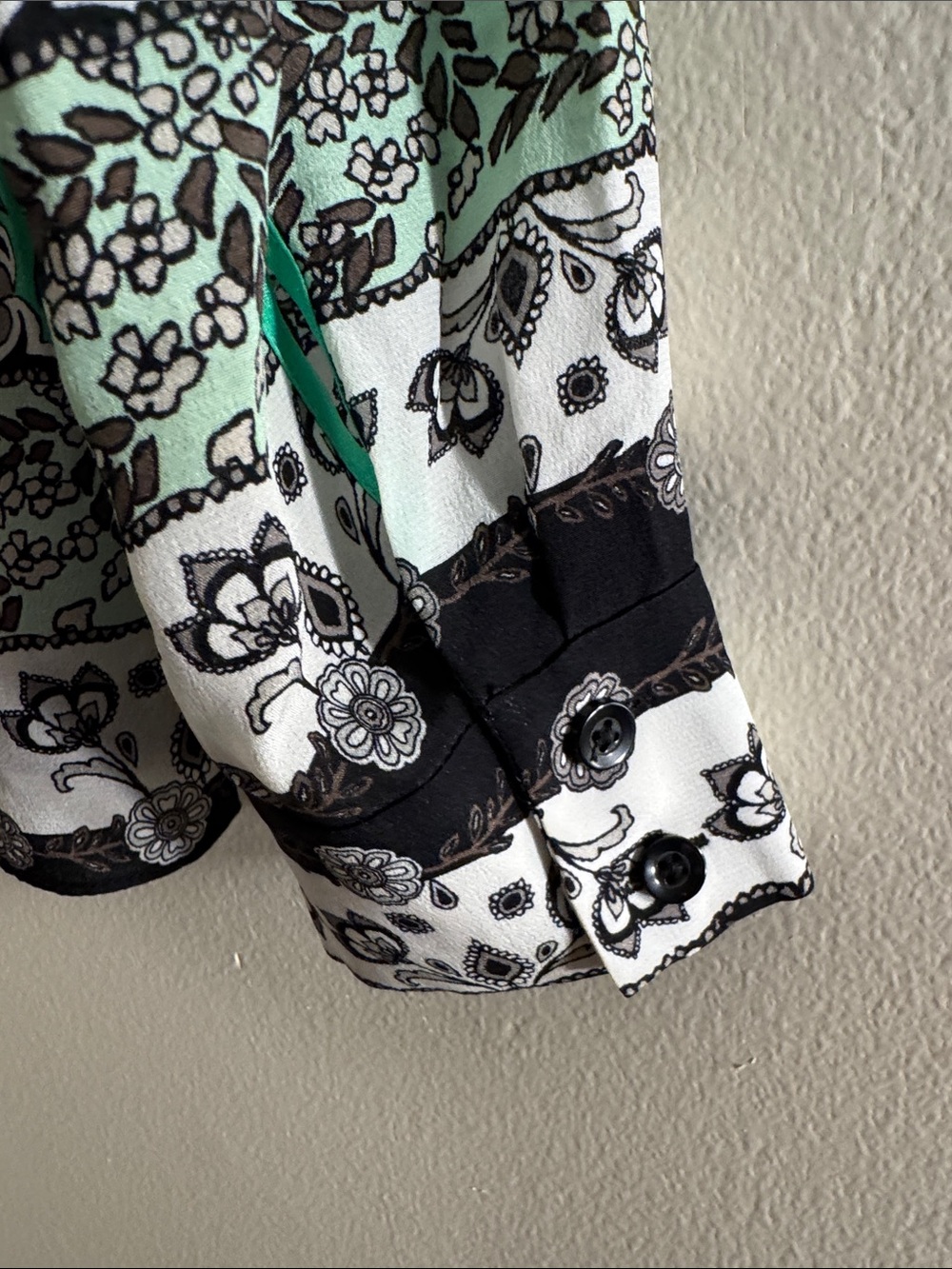 ALICE + OLIVIA Willa Mandela Blouse - Picture 8 of 9